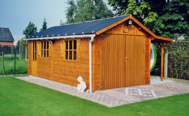 Garage met zadeldak en afdakje