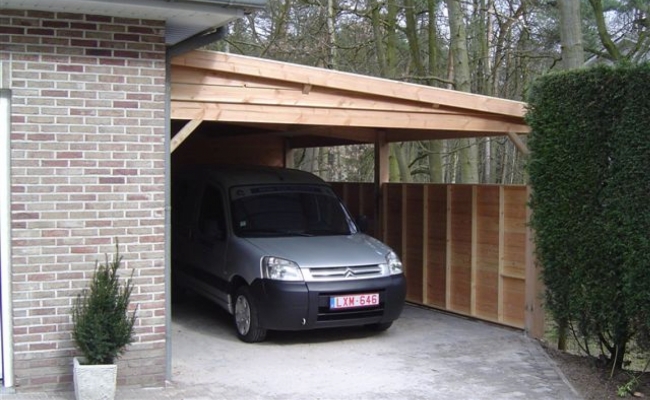 Aanbouw carport met hellend dak