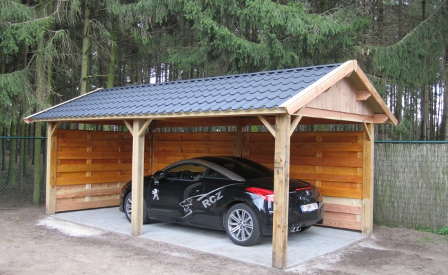 Carport met metaalpannen