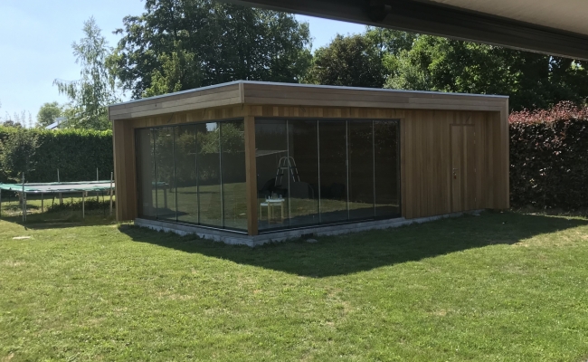 Moderne poolhouse met sliding glass