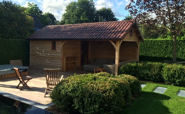 Overdekt terras met tuinhuis in eik 