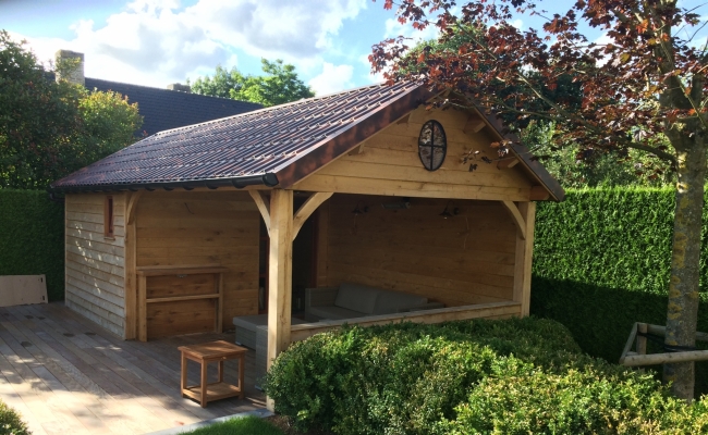 Overdekt terras met tuinhuis in eik 