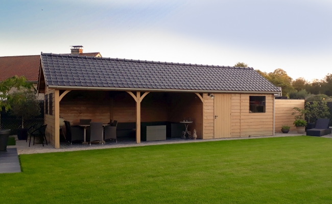 overdekt terras met tuinhuis