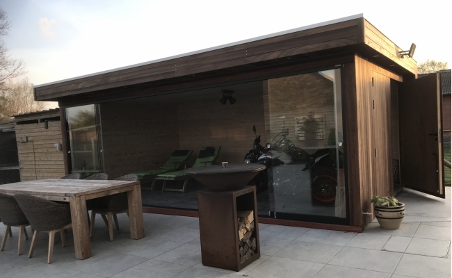 Poolhouse plat dak met sliding glass